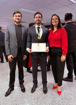 Da esquerda para a direita: Marcos, Ari e Camila.